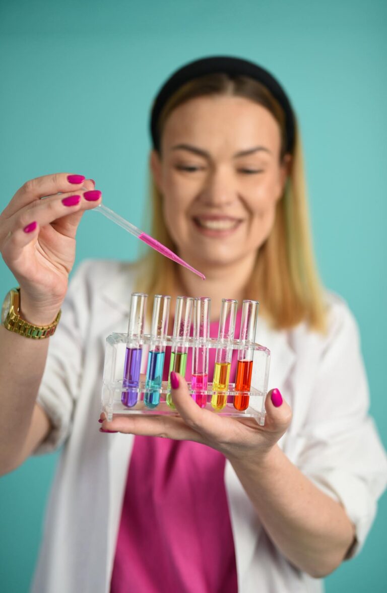Kobieta wkrapiająca pipetką kolorowy płyn do fiolek