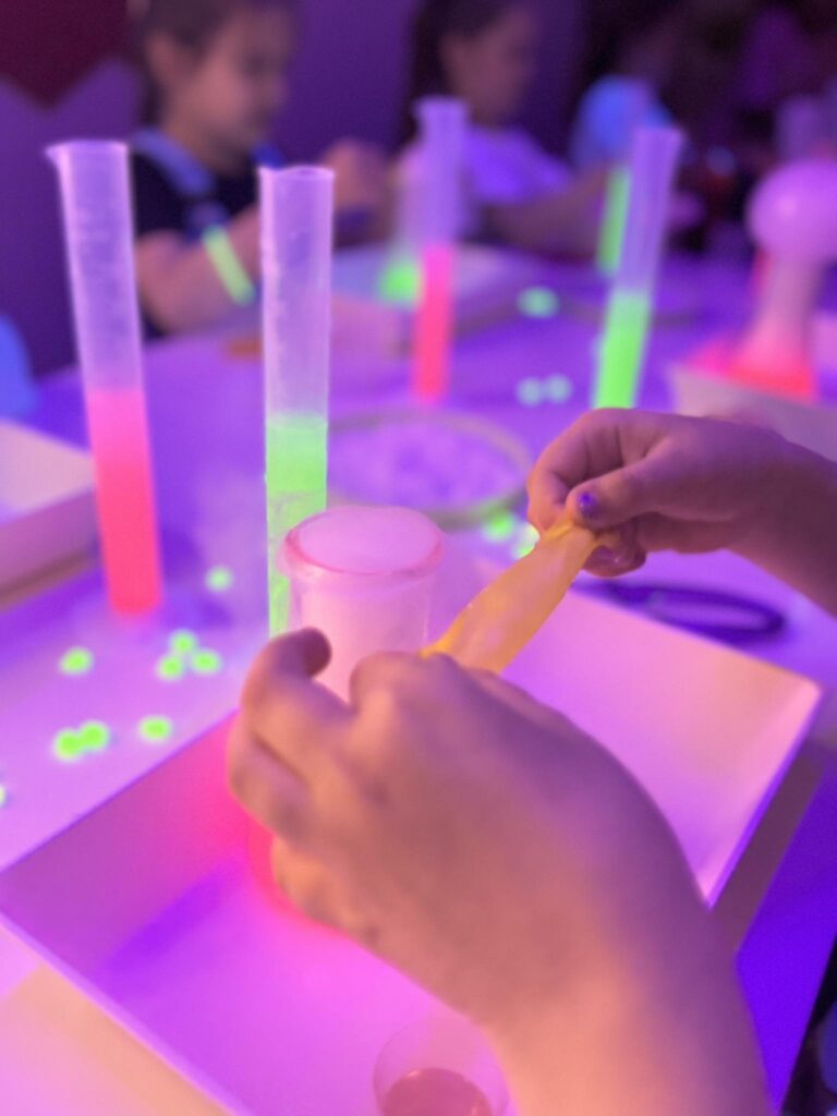 Glow i fluo warsztaty - widok na ręce pracującego dziecka