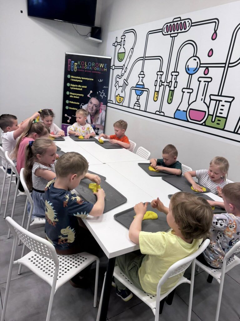 Dzieci przygotowujące swój slime na stolikach